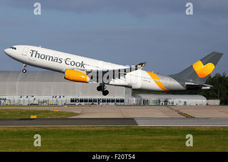 Thomas Cook Airbus A330-200 klettert vom Start-und Landebahn 23R Manchester Airport. Stockfoto