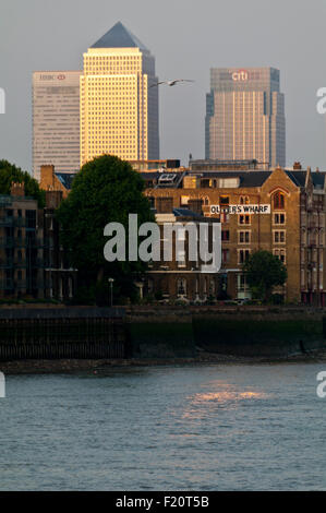 Canary Wharf, beleuchtet von der untergehenden Sonne, London England GB Stockfoto