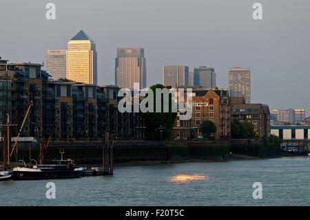 Canary Wharf, beleuchtet von der untergehenden Sonne, London England GB Stockfoto