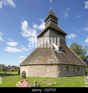 Der Glockenturm auf dem Kirchhof von St. Mary die Jungfrau Kirche, Pembridge, Herefordshire, England, UK Stockfoto