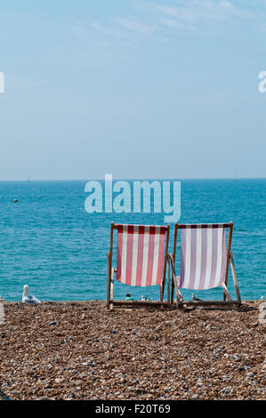 Liegestühle am Strand von Brighton, England UK GB Stockfoto