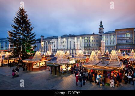 Österreich, Oberösterreich, Linz, Hauptplatz Weihnachtsmarkt in der Abenddämmerung Stockfoto