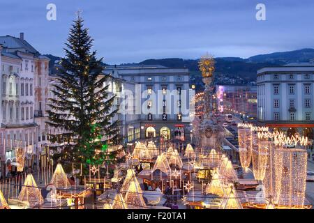 Österreich, Oberösterreich, Linz, Hauptplatz Weihnachtsmarkt in der Abenddämmerung Stockfoto