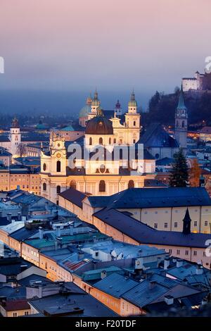 Österreich, Salzburg, Weihnachten, Panoramablick über die Stadt in der Abenddämmerung Stockfoto