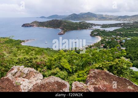 Antigua und Barbuda, Antigua Insel Nord-Westküste der Insel, sehen Sie auf sandigen Boden Bucht von Shirley Heights Lookout Stockfoto
