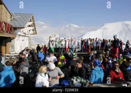 Frankreich, Haute-Savoie, Megeve im Winter Spitze des Mont-Joux Ski Piste das Restaurant und Café La Folie Douce lockt junge Kunden zum Tanzen und trinken Stockfoto