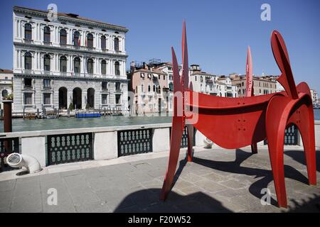 Italien, Venedig, Peggy Guggenheim Collection im Palazzo Venier dei Leoni und Pollock Ausstellung während der Biennale 2015, Skulptur von Calder Stockfoto