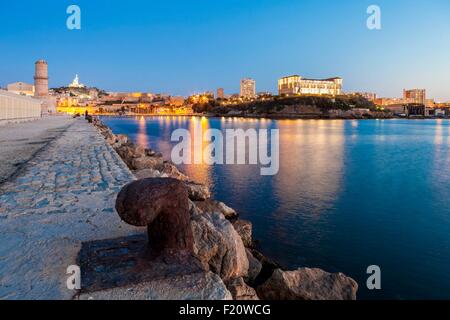 Frankreich, Bouches-du-Rhône, Marseille, der Eingang zum alten Hafen und die Pharo Palace Stockfoto