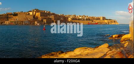 Malta, Valletta, Weltkulturerbe der UNESCO, Panoramablick auf eine marine und urbane Landschaft mit der alten historischen ummauerten Stadt Valletta bei Sonnenuntergang Stockfoto