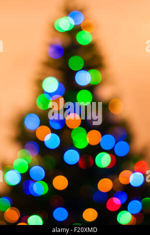 Eine helle multicolor Bokeh erstellt durch eine Reihe von de-fokussierten Lichter am Weihnachtsbaum. Stockfoto