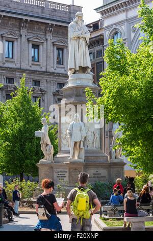 Italien, Lombardei, Mailand, Platz Piazza della Scala, Statue, die Leonardo da Vinci und der Eintrag der Galerie Vittorio Emmanuel II im Hintergrund Stockfoto