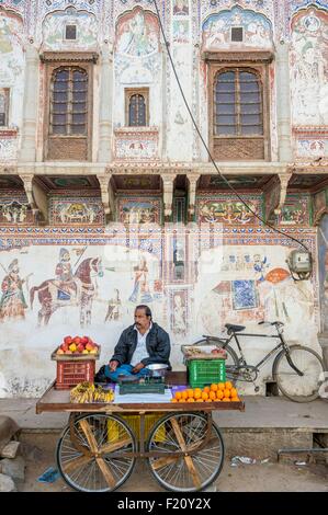 Indien, Rajasthan state, Shekhawati Region, Nawalgar, Straßenszene Stockfoto