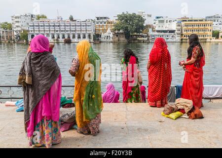 Indien, Rajasthan Zustand, Udaipur, Waschen von Kleidung auf den Ghats von Pichola-See Stockfoto