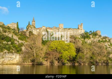 Frankreich, Gard, Aigueze, gekennzeichnet Les Plus Beaux Dörfer de France (die schönsten Dörfer Frankreichs), mittelalterliches Dorf thront über dem Fluss Ardèche, Gorges de l'Ardeche Stockfoto