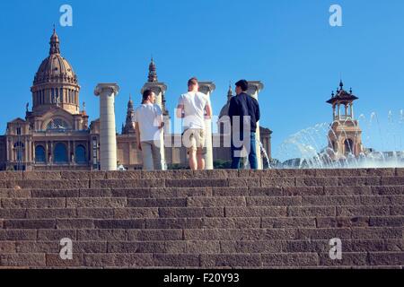 Spanien, Katalonien, Barcelona, Montjuic, Montjuic Nationalpalast in denen ist das Museu Nacional d ' Art de Catalunya (MNAC), Catalonia des nationalen Kunstmuseum, im Bild, die vier alten Spalten durch Architekt Puig ich Cadafalch vor der Magie-Quelle Stockfoto