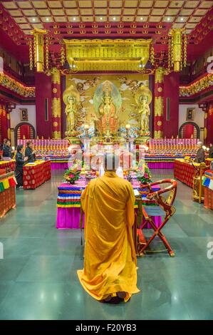 Singapur, Chinatown, Buddha Tooth Relic buddhistische Tempel, Mönche beten Stockfoto