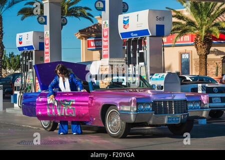 USA, Nevada, Las Vegas, Tankstelle, ein Elvis Presley Imitator poliert ihr Cadillac Stockfoto