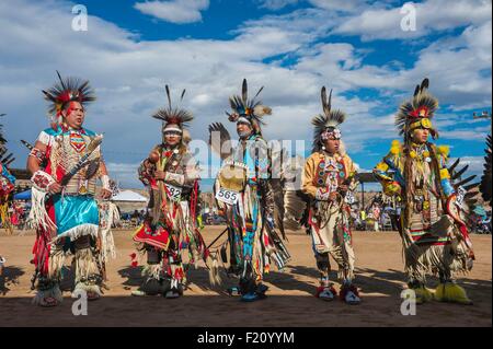 USA, Arizona, Window Rock, Festival Navajo Nation Fair, Navajos Tänzer zeremonielle Kleidung (Insignien) während ein Pow-Wow Stockfoto