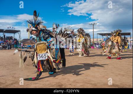 USA, Arizona, Window Rock, Festival Navajo Nation Fair, Navajos Tänzer zeremonielle Kleidung (Insignien) während ein Pow-Wow Stockfoto