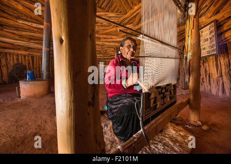 USA, Arizona, Navajo Nation, Monument Valley Tribal Park, Hogan (traditionelle Navajo-Haus) Stockfoto