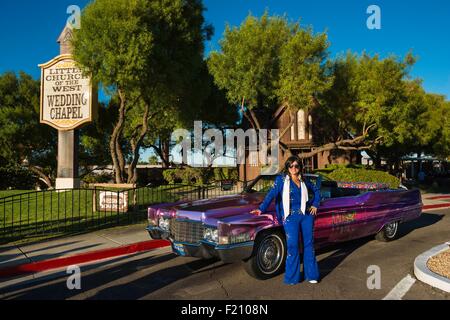 USA, Nevada, Las Vegas, the Strip, Kirchlein der West Hochzeitskapelle auf dem National Register of Historic Places, frisch vermählte in einen Cadillac mit Elvis aufgeführt Stockfoto