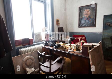 Ungarn, Budapest, aufgeführt als Weltkulturerbe der UNESCO, das Haus des Terrors, einem hohen offiziellen Raum mit Stalin Porträt Stockfoto