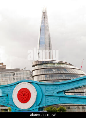 Die Scherbe erhebt sich hinter dem Rathaus, mit einem Teil der Tower Bridge im Vordergrund, London-England-Großbritannien Stockfoto