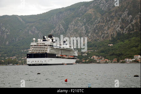 Ein großes Kreuzfahrtschiff in Bucht von Kotor Montenegro mit Kalksteinberge im Hintergrund Stockfoto