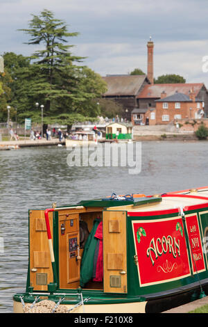 Narrowboat vertäut am Fluss Avon, Stratford-upon-Avon, Warwickshire, England, UK Stockfoto