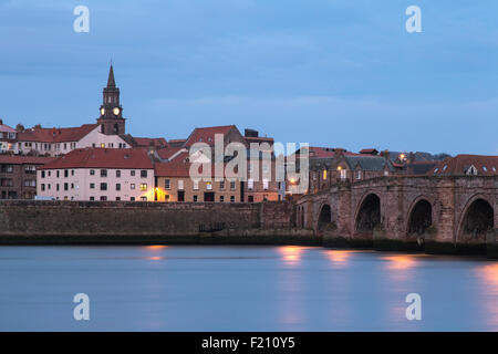 Berwick nach Tweed und die alte Brücke überquert den Fluss Tweed, Northumberland, England, UK Stockfoto