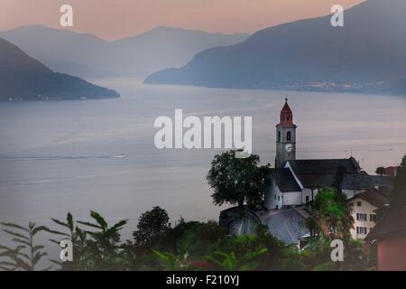 Schweiz, Lago Maggiore, Tessin, Locarno Bezirk, Dorf Ronco und Brissago-Inseln und Italien in den Background Stockfoto