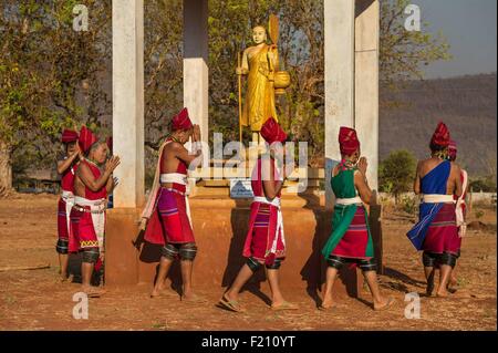 Myanmar (Burma), Kayah state, Kayah Stamm, Daw Du Mar Gyi, Kayah Frauen namens Fledermaus-Frauen beten vor einem Buddha Stockfoto