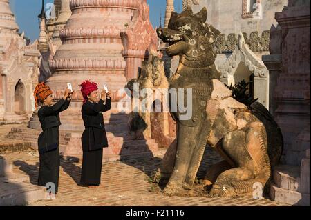 Myanmar (Burma), Shan-Staat, Pao Stamm, Kakku Pagode, zwei junge Pa'O Pilger Mädchen Nan Htur Khe et Nan Yone Kham Stockfoto