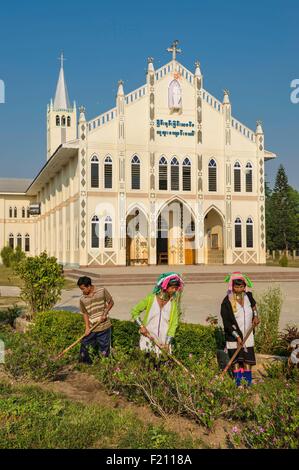 Myanmar (Burma), Kayah-Staat, Kayan Stamm (Padaung), Loikaw Stadt, Christus-König-Kirche, Moe Bu und Moe Su namens Giraffe-Frauen in der Kirche Garten arbeiten Stockfoto