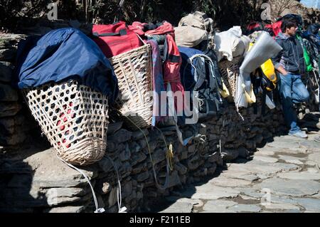 Nepal, Gandaki, Annapurna Region, nepalesische Porter Körben auf einer niedrigen Mauer in Thandapani Dorf Stockfoto