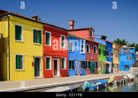 Italien, Veneto, Insel Burano, Häuser bunt entlang Fondamenta della Giudecca. Stockfoto