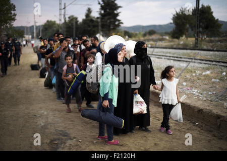 Gevgelija, Griechenland. 7. Oktober 2015. Griechenland/Makedonien Grenze Idomeni/Gevgelija September 08 2015.thousands von Migranten strömten über die Grenze zwischen Griechenland und Mazedonien, wie sie ihren Weg in die Europäische Union nach einem Tag voller Spannungen mit der Polizei gemacht. Unter dem wachsamen Auge der mazedonischen Polizei tragen kugelsichere Westen sie überquert die Grenze, mehrere Dutzend auf einmal. © Danilo Balducci/ZUMA Draht/Alamy Live-Nachrichten Stockfoto