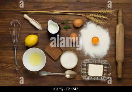 Hintergrund mit Eierschale und Nudelholz Backen Stockfoto