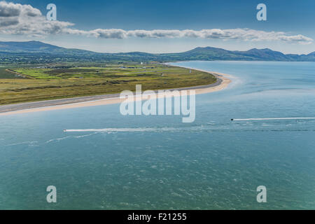 Helikopterflug bei Caernavon über die Menai Geraden mit Blick auf die Küste der Llŷn Halbinsel Nord Wales Stockfoto