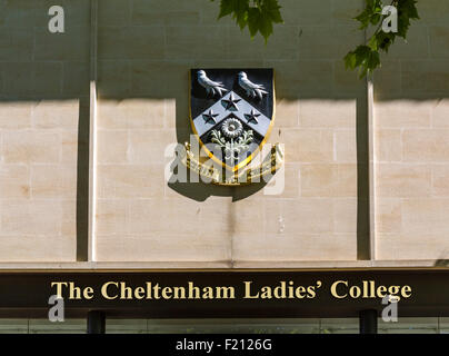 Eingang zum Cheltenham Ladies' College, Bayshill Road, Cheltenham, Gloucestershire, England, Vereinigtes Königreich Stockfoto