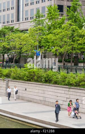 Südkorea, Seoul Cheonggyecheon, 6 km lange Promenade eröffnete 2005 lange Cheonggyecheon Stream Stockfoto