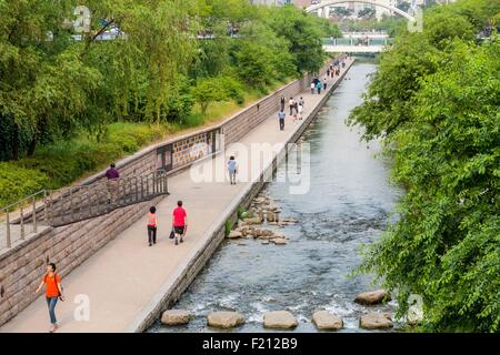 Südkorea, Seoul Cheonggyecheon, 6 km lange Promenade eröffnete 2005 lange Cheonggyecheon Stream Stockfoto