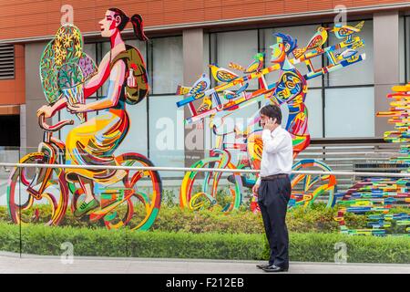 Südkorea, Seoul, Yongsan-gu, Seoul Platz Geschäftsmann auf dem Handy Stockfoto