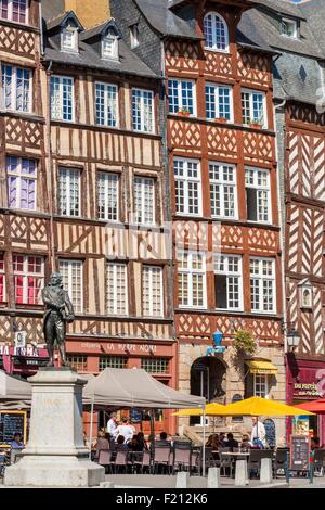 Frankreich, Ille et Vilaine, Rennes, Altstadt, Platz du Champ Jacquet, Holz gerahmt Häuser aus dem 15. Jahrhundert mit der Statue von John Leperdit (Bürgermeister von Rennes während der Revolution) Stockfoto