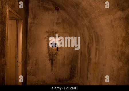 Ungarn, Budapest, Weltkulturerbe der UNESCO, das Haus des Terrors, einer der die Gänge vor einem Gefängnis Stockfoto