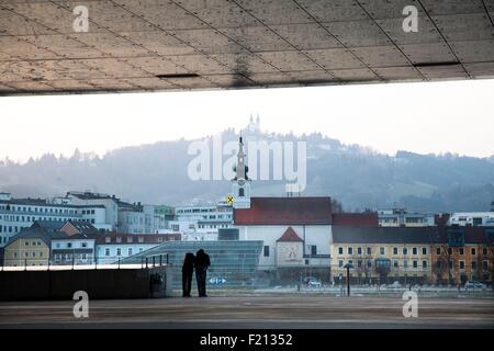 Österreich, Oberösterreich, Linz, Sankt Josefz Kirche und Ars Electonica Center gesehen vom Lentos Museum über die Donau und P÷stlingberg Kloster im Hintergrund Stockfoto