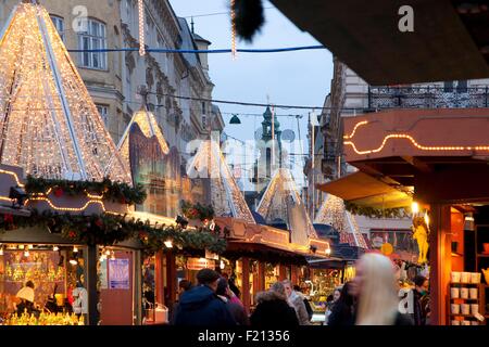 Österreich, Oberösterreich, Linz, Hauptplatz Weihnachtsmarkt in der Abenddämmerung Stockfoto