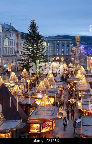 Österreich, Oberösterreich, Linz, Hauptplatz Weihnachtsmarkt in der Abenddämmerung Stockfoto