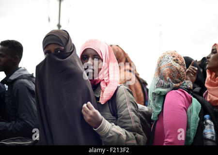 Gevgelija, Griechenland. 7. Oktober 2015. Griechenland/Makedonien Grenze Idomeni/Gevgelija September 08 2015.thousands von Migranten strömten über die Grenze zwischen Griechenland und Mazedonien, wie sie ihren Weg in die Europäische Union nach einem Tag voller Spannungen mit der Polizei gemacht. Unter dem wachsamen Auge der mazedonischen Polizei tragen kugelsichere Westen sie überquert die Grenze, mehrere Dutzend auf einmal. © Danilo Balducci/ZUMA Draht/Alamy Live-Nachrichten Stockfoto