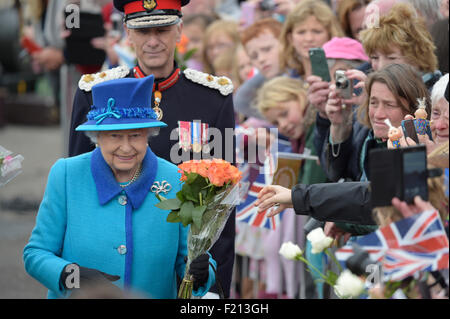 Newtongrange, UK. 9. September 2015.  Königin eröffnet offiziell Grenzen Eisenbahn ihre Majestät Königin Elizabeth II, Haltestelle Newtongrange, Midlothian. Im Rahmen der offiziellen Eröffnungsfeier auf der neu wieder Grenzen Bahntrasse folgt die Route der Waverley Linie. Bildnachweis: Rob Gray/Alamy Live-Nachrichten Stockfoto